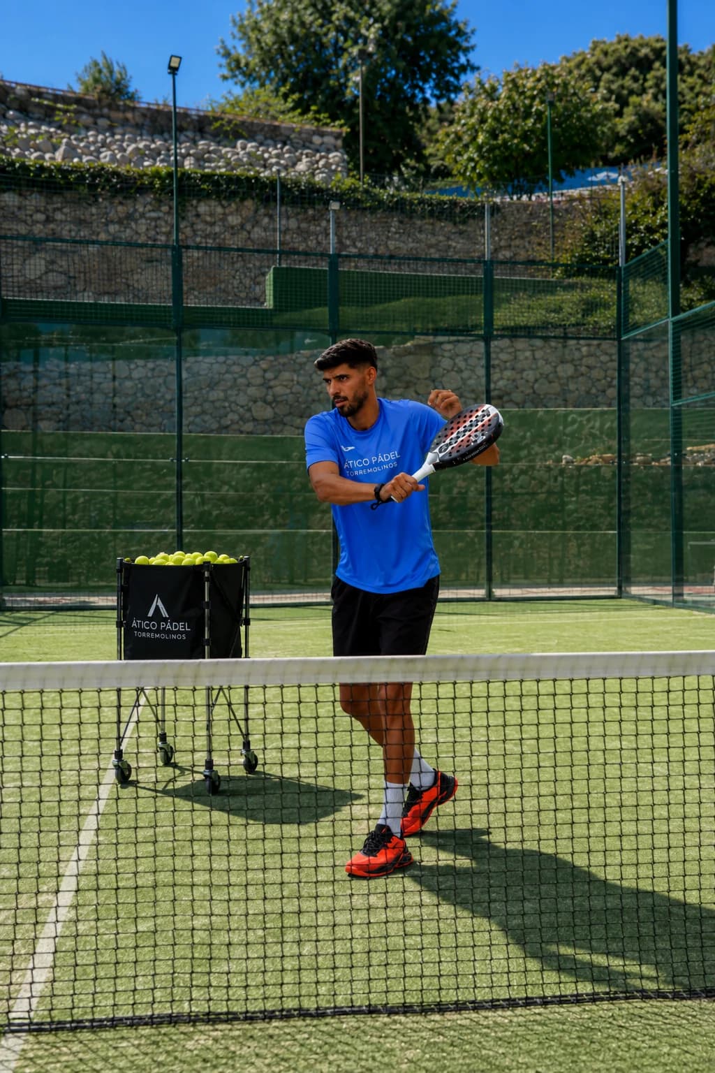 Monitor de pádel dando clase en Ático Pádel Torremolinos
