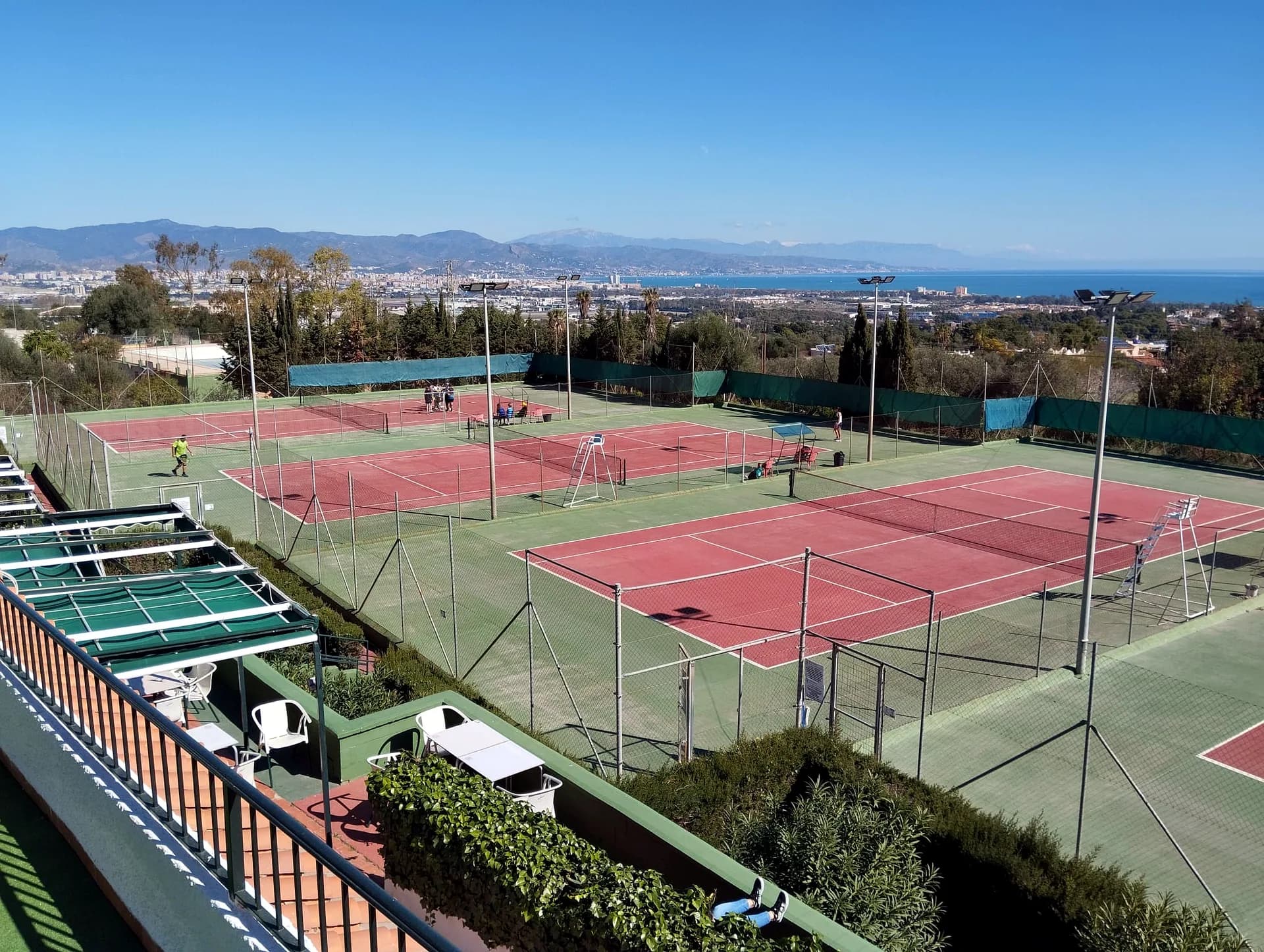Vista panorámica de las pistas de Ático Pádel y la costa de Málaga