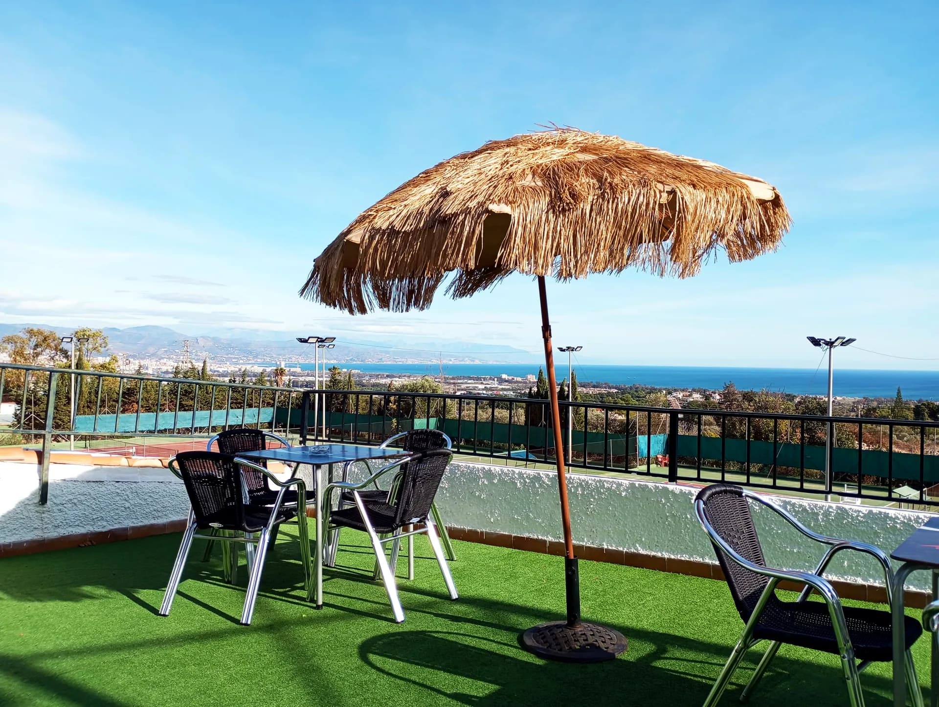 Terraza de Ático Pádel con vistas al mar y a las pistas