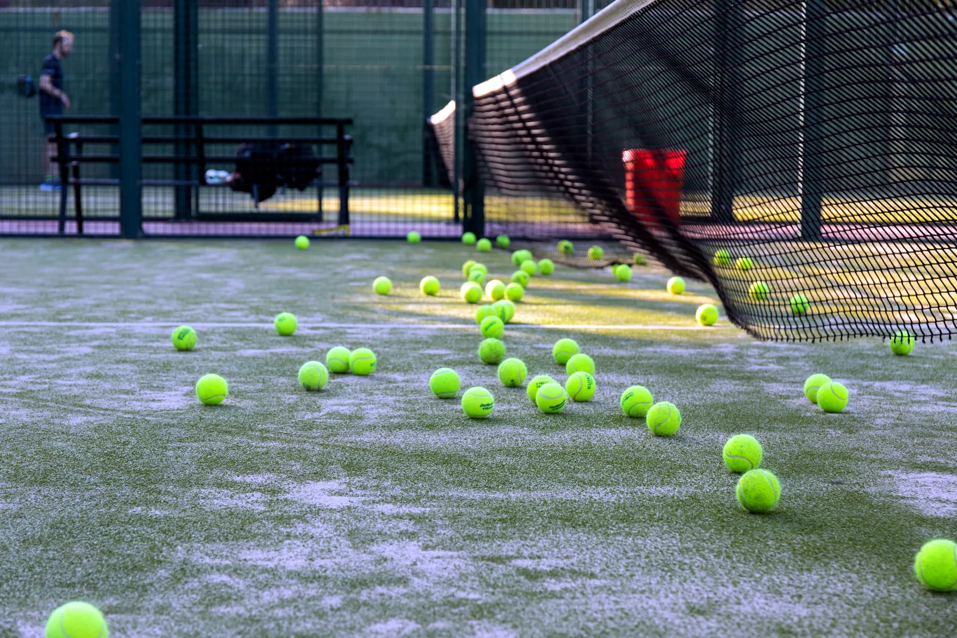 Pelotas junto a la red de una pista de pádel en Torremolinos