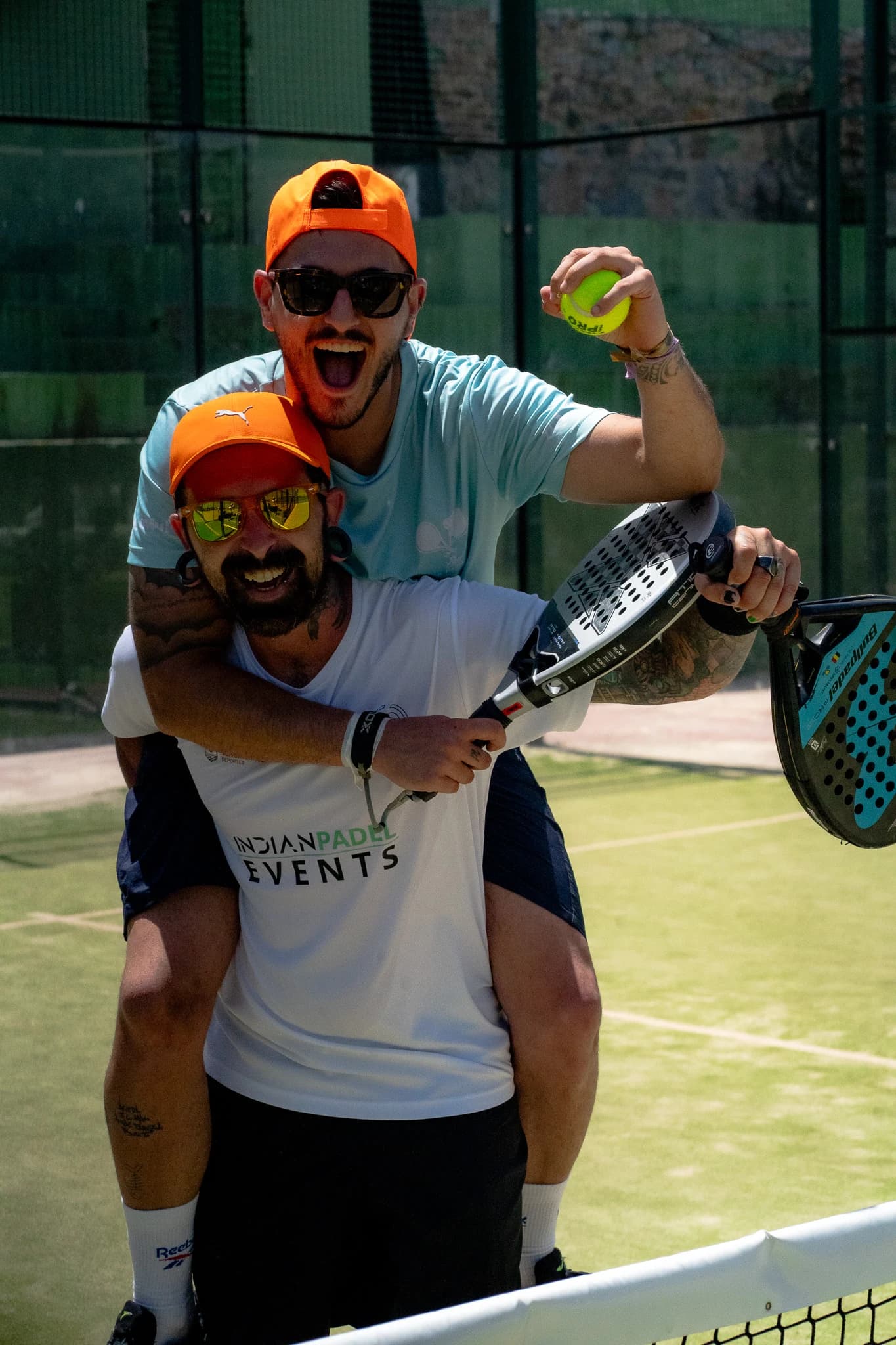 Dos jugadores celebrando durante un evento de pádel